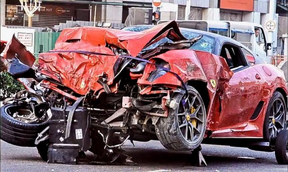 Spaventoso incidente per una Ferrari 599 GTO a Singapore: perdono la vita tre persone