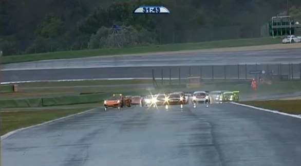 Testa coda per la safety car. La colpa Ã�Â¨ delle abbondanti piogge