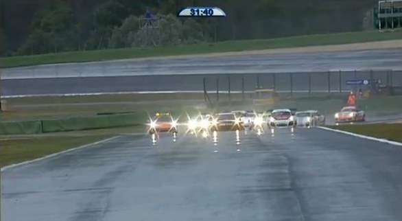 Testa coda per la safety car. La colpa Ã�Â¨ delle abbondanti piogge