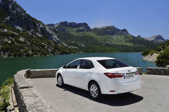 Toyota Corolla 2014: nuove immagini ufficiali della tre volumi