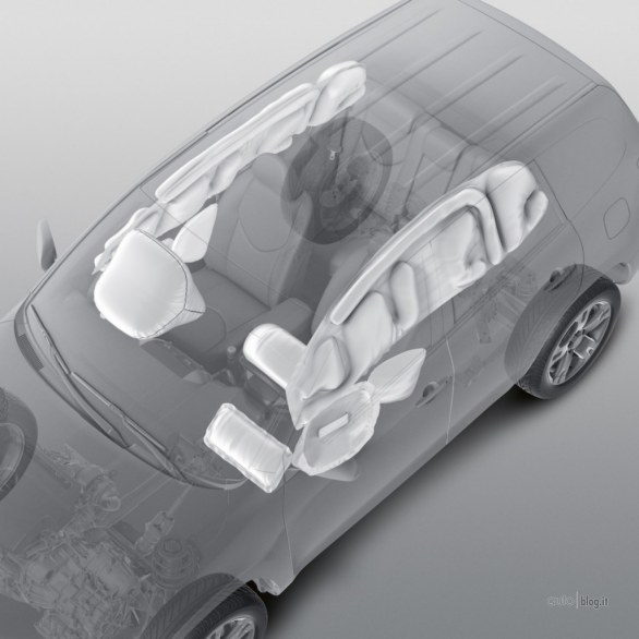 Toyota Corolla 2014: nuove immagini ufficiali della tre volumi