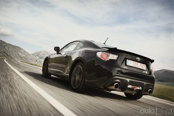 Toyota GT-86 il test di autoblog su strada e in pista