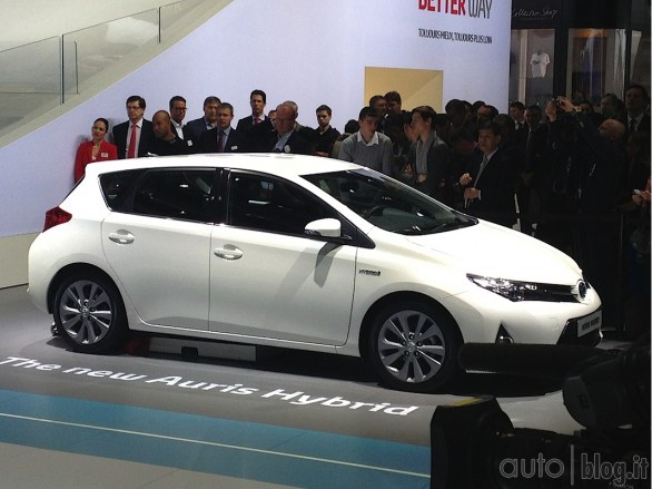 Toyota live al Salone di Parigi 2012