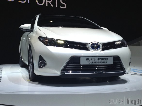 Toyota live al Salone di Parigi 2012