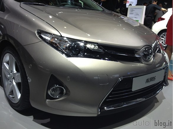 Toyota live al Salone di Parigi 2012