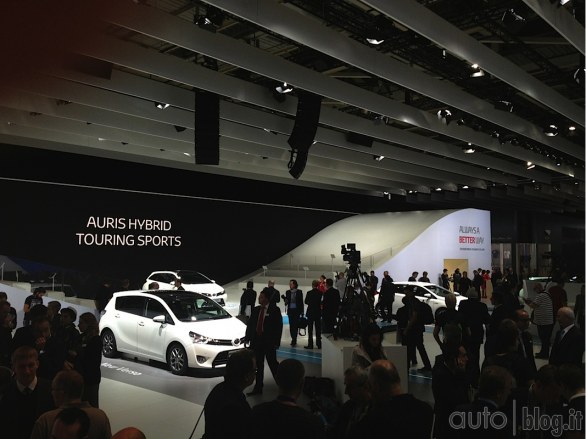 Toyota live al Salone di Parigi 2012