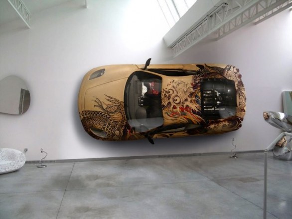 L\'artista Philippe Pasqua ha ricoperto di pelle e tatuato una Ferrari F430