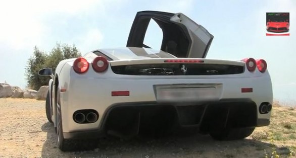 Una rarissima Ferrari Enzo di colore grigio