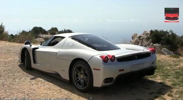 Una rarissima Ferrari Enzo di colore grigio