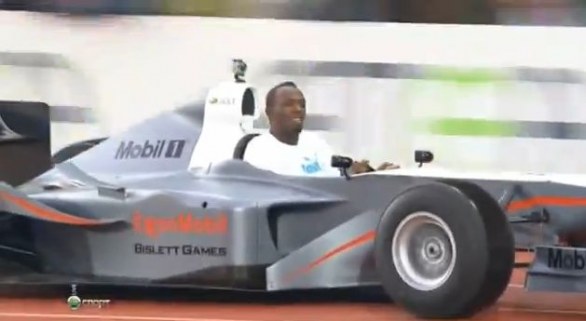 Usain Bolt guida la replica di una Formula 1