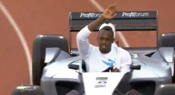 Usain Bolt guida la replica di una Formula 1