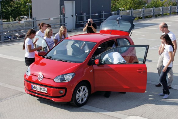 Volkswagen: 16 persone in una sola Up!